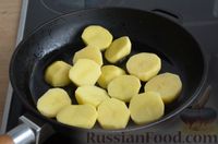 Фото приготовления рецепта: Свинина, запечённая с картошкой, грибами, белым соусом и сыром - шаг №3