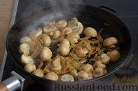 Фото приготовления рецепта: Свинина, запечённая с картошкой, грибами, белым соусом и сыром - шаг №6