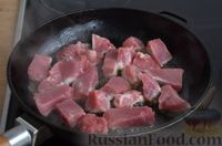 Фото приготовления рецепта: Свинина, запечённая с картошкой, грибами, белым соусом и сыром - шаг №7