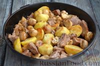 Фото приготовления рецепта: Свинина, запечённая с картошкой, грибами, белым соусом и сыром - шаг №9
