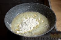 Фото приготовления рецепта: Свинина, запечённая с картошкой, грибами, белым соусом и сыром - шаг №10