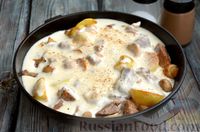 Фото приготовления рецепта: Свинина, запечённая с картошкой, грибами, белым соусом и сыром - шаг №14