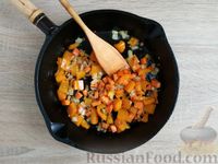 Фото приготовления рецепта: Картошка, тушенная с болгарским перцем и фасолью в томатном соусе - шаг №3