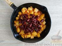 Фото приготовления рецепта: Картошка, тушенная с болгарским перцем и фасолью в томатном соусе - шаг №7