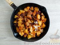 Фото приготовления рецепта: Картошка, тушенная с болгарским перцем и фасолью в томатном соусе - шаг №9