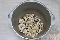 Фото приготовления рецепта: Капуста, тушенная с грибами и пшеном - шаг №2