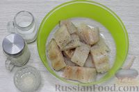 Фото приготовления рецепта: Рыба, запечённая с картошкой, сыром и сметаной - шаг №2