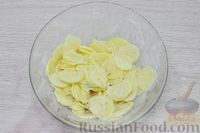 Фото приготовления рецепта: Рыба, запечённая с картошкой, сыром и сметаной - шаг №5
