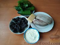 Фото приготовления рецепта: Салат с языком, огурцами и черносливом - шаг №1