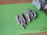 Фото приготовления рецепта: Салат с языком, огурцами и черносливом - шаг №2