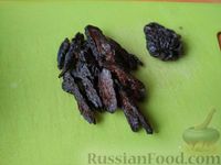 Фото приготовления рецепта: Салат с языком, огурцами и черносливом - шаг №3