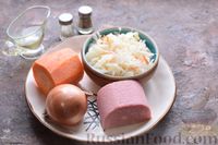 Фото приготовления рецепта: Салат с квашеной капустой, колбасой и морковью - шаг №1