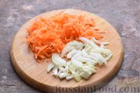 Фото приготовления рецепта: Салат с квашеной капустой, колбасой и морковью - шаг №2