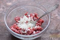 Фото приготовления рецепта: Мясные тефтели с сыром, запечённые в томатном соусе - шаг №2