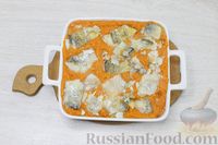 Фото приготовления рецепта: Рыба, запечённая с цветной капустой и овощным соусом - шаг №9