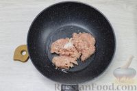 Фото приготовления рецепта: Фасоль с фаршем и плавленым сыром в томатном соусе - шаг №2