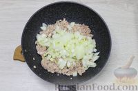Фото приготовления рецепта: Фасоль с фаршем и плавленым сыром в томатном соусе - шаг №3