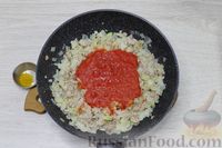 Фото приготовления рецепта: Фасоль с фаршем и плавленым сыром в томатном соусе - шаг №4
