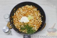 Фото приготовления рецепта: Фасоль с фаршем и плавленым сыром в томатном соусе - шаг №6