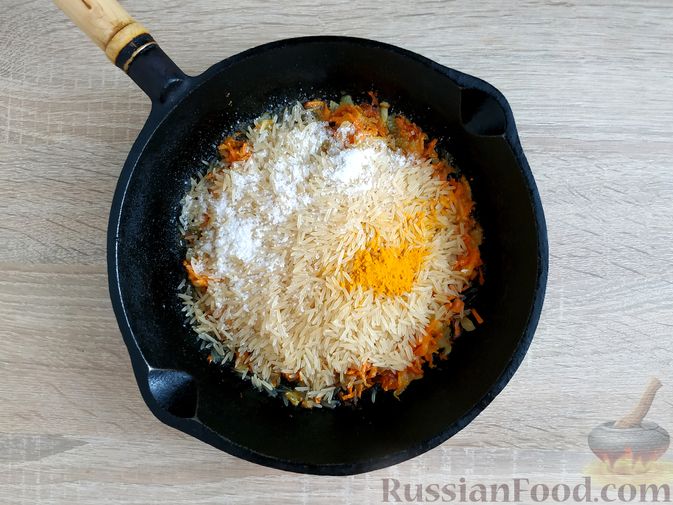 Рис с болгарским перцем, луком и морковью на сковороде