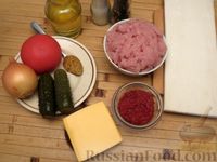 Фото приготовления рецепта: Слоёный пирог "Чизбургер" с фаршем, сыром, помидорами и маринованными огурцами - шаг №1