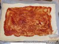 Фото приготовления рецепта: Слоёный пирог "Чизбургер" с фаршем, сыром, помидорами и маринованными огурцами - шаг №9