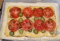 Фото приготовления рецепта: Слоёный пирог "Чизбургер" с фаршем, сыром, помидорами и маринованными огурцами - шаг №14