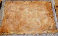 Фото приготовления рецепта: Слоёный пирог "Чизбургер" с фаршем, сыром, помидорами и маринованными огурцами - шаг №16