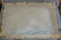 Фото приготовления рецепта: Слоёный пирог "Чизбургер" с фаршем, сыром, помидорами и маринованными огурцами - шаг №15
