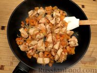 Фото приготовления рецепта: Курица с рисом, пшеном и овощами - шаг №8