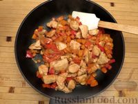 Фото приготовления рецепта: Курица с рисом, пшеном и овощами - шаг №9
