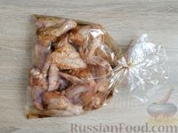 Фото приготовления рецепта: Куриные крылышки, запечённые в пакете - шаг №4