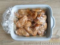 Фото приготовления рецепта: Куриные крылышки, запечённые в пакете - шаг №5