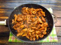 Фото приготовления рецепта: Куриное филе в соево-медовом маринаде, тушенное с мандаринами - шаг №9