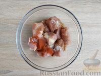 Фото приготовления рецепта: Индейка, тушенная в сметанно-томатном соусе с черносливом - шаг №3