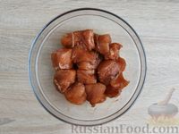 Фото приготовления рецепта: Индейка, тушенная в сметанно-томатном соусе с черносливом - шаг №4