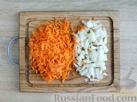 Фото приготовления рецепта: Рис с морковью, луком и куркумой (на сковороде) - шаг №2