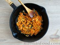 Фото приготовления рецепта: Рис с морковью, луком и куркумой (на сковороде) - шаг №3