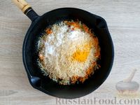 Фото приготовления рецепта: Рис с морковью, луком и куркумой (на сковороде) - шаг №4