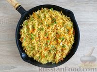 Фото приготовления рецепта: Рис с морковью, луком и куркумой (на сковороде) - шаг №8