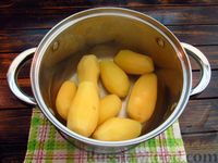 Фото приготовления рецепта: Сосиски, запечённые в картофельном тесте с сыром - шаг №4