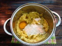 Фото приготовления рецепта: Сосиски, запечённые в картофельном тесте с сыром - шаг №6
