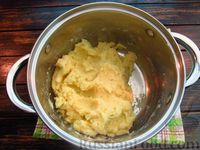 Фото приготовления рецепта: Сосиски, запечённые в картофельном тесте с сыром - шаг №7