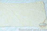Фото приготовления рецепта: Лосось, запечённый в слоёном тесте с пряной зеленью - шаг №6
