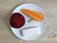 Фото приготовления рецепта: Салат из сырой свёклы и моркови с плавленым сыром и чесноком - шаг №2