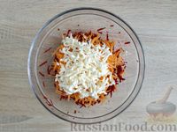 Фото приготовления рецепта: Салат из сырой свёклы и моркови с плавленым сыром и чесноком - шаг №5