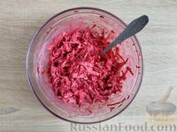 Фото приготовления рецепта: Салат из сырой свёклы и моркови с плавленым сыром и чесноком - шаг №7
