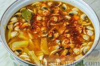 Фото приготовления рецепта: Мясной суп с шампиньонами и маринованными огурцами - шаг №17