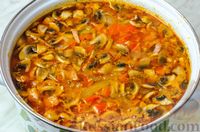 Фото приготовления рецепта: Мясной суп с шампиньонами и маринованными огурцами - шаг №18