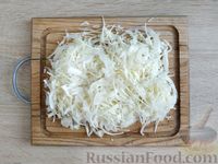Фото приготовления рецепта: Салат из трёх видов капусты с маринованным луком - шаг №6